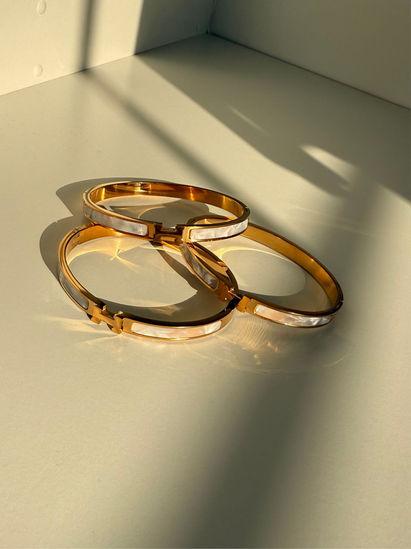 1 Gold Pearl H Bangle